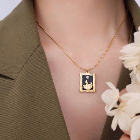 Reclining Woman Portrait Painting Artistic Picture Frame Pearl 18K Gold Necklace - Picture 5 of 16